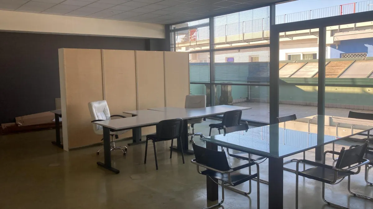 Postazioni operative nell'open space illuminato dal sole