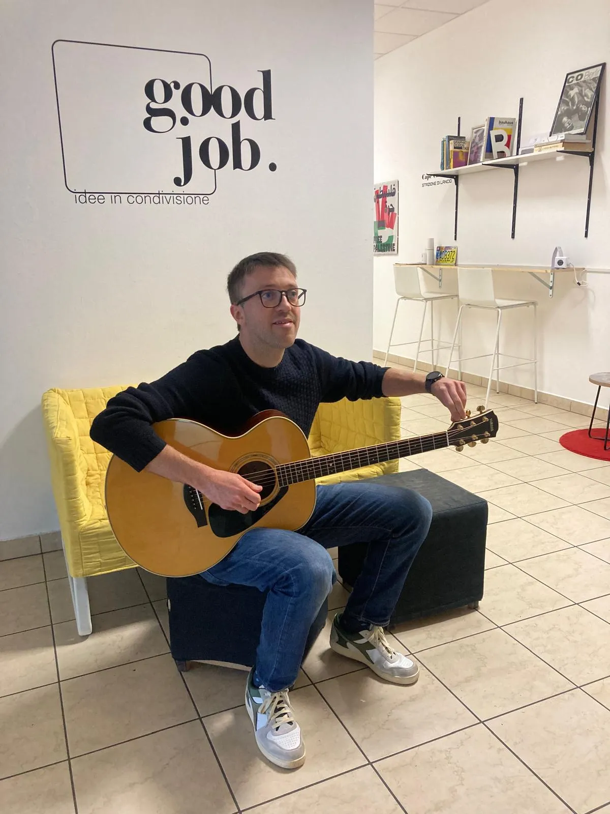 Un momento di musica nell'area comune, davanti al logo GoodJob