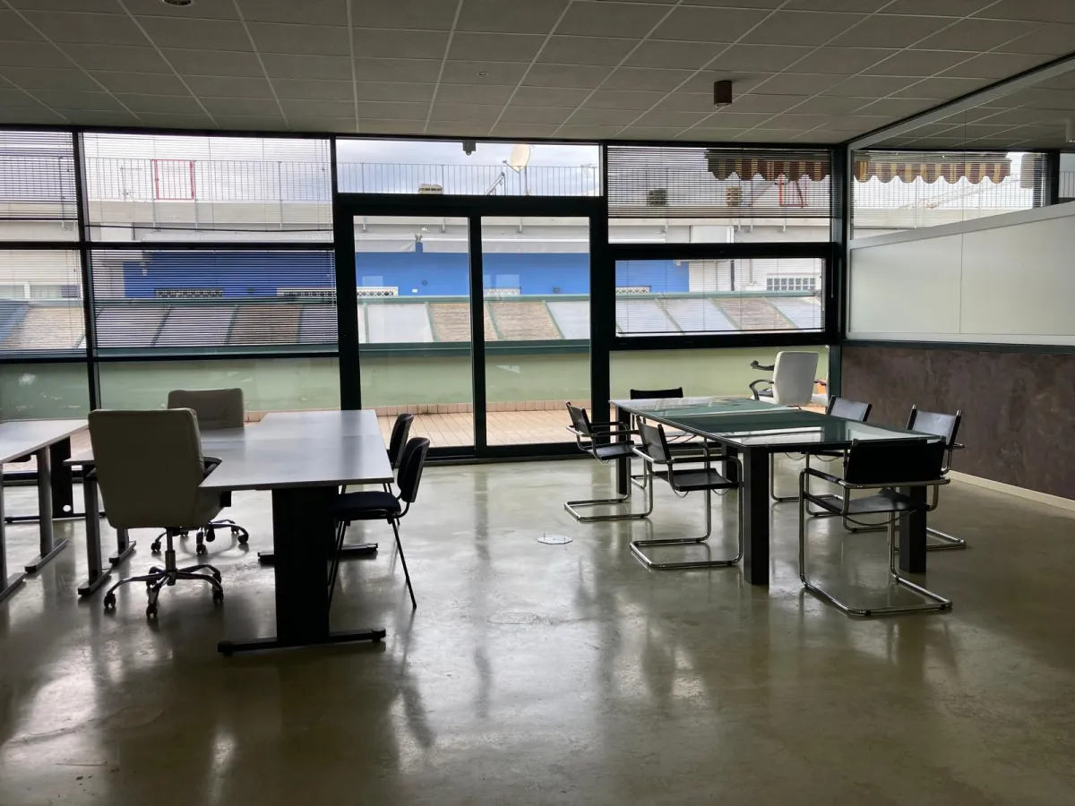 Tavoli riunioni accanto alle vetrate panoramiche